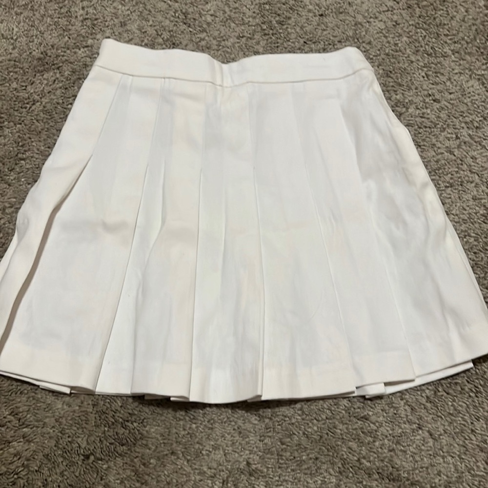 Tilly’s white pleaded skirt